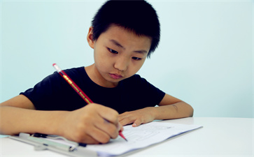 小孩注意力不集中的主要原因是什么？